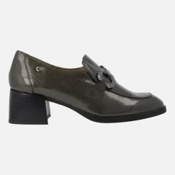 Mocasines de charol para mujer con adorno metálico