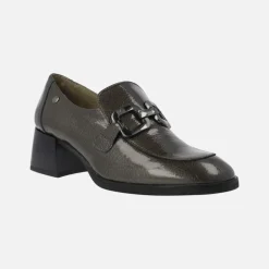 Mocasines de charol para mujer con adorno metálico