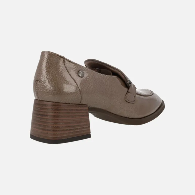 Mocasines de charol para mujer con adorno metálico
