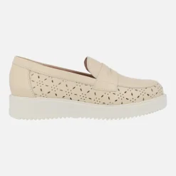 Mocasines de piel beige con dibujos troquelados y antifaz