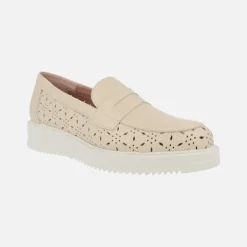 Mocasines de piel beige con dibujos troquelados y antifaz