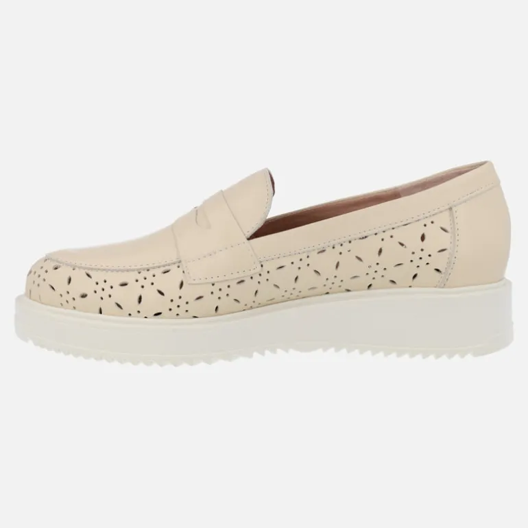Mocasines de piel beige con dibujos troquelados y antifaz