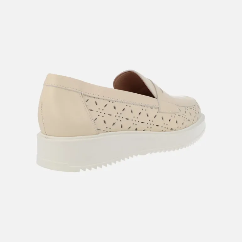 Mocasines de piel beige con dibujos troquelados y antifaz