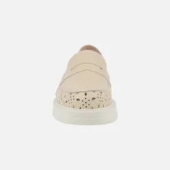Mocasines de piel beige con dibujos troquelados y antifaz