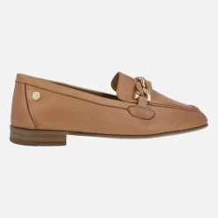Mocasines de piel color camel con adorno de cadena