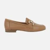 Mocasines de piel color camel con adorno metálico dorado
