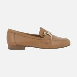 Mocasines de piel color camel con adorno metálico dorado