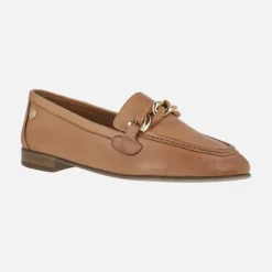 Mocasines de piel color camel con adorno de cadena