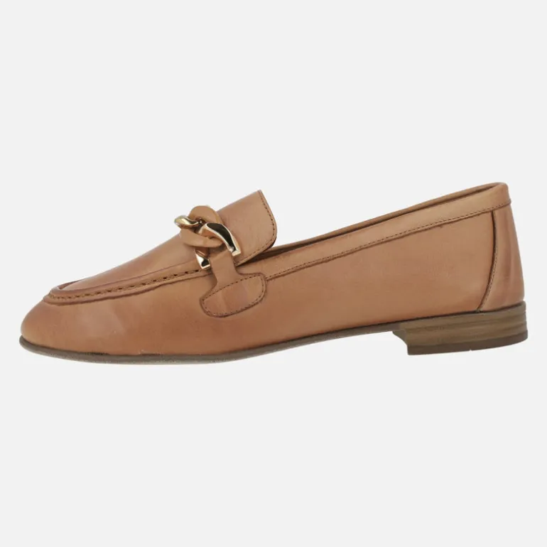 Mocasines de piel color camel con adorno de cadena