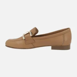 Mocasines de piel color camel con adorno metálico dorado