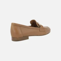 Mocasines de piel color camel con adorno metálico dorado