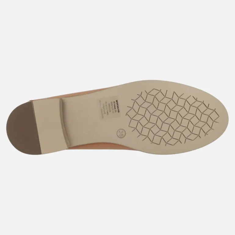 Mocasines de piel color camel con adorno de cadena
