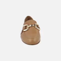Mocasines de piel color camel con adorno metálico dorado
