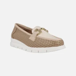 Mocasines de piel combinados con picados y adorno metálico