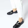 Mocasines de piel con adorno de cadena para mujer