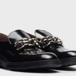 Mocasines de piel con adorno de cadena para mujer