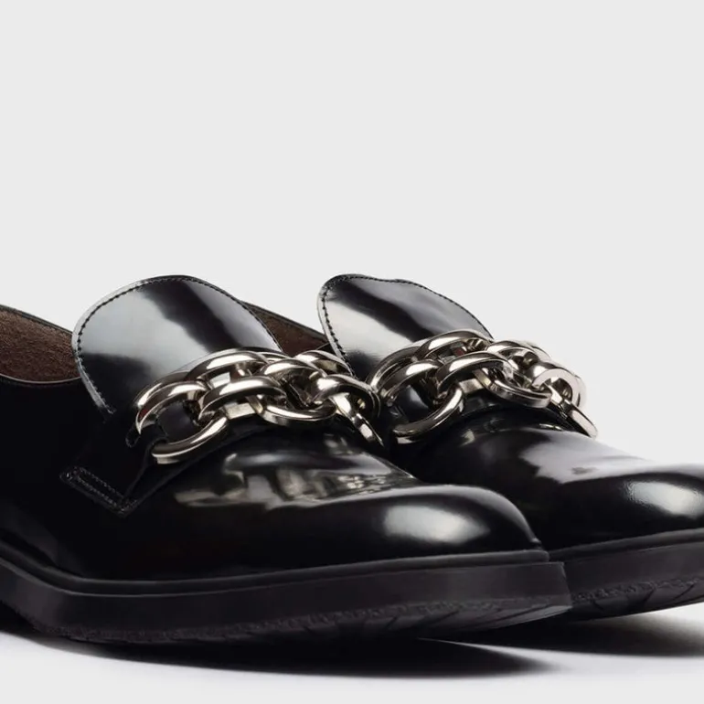 Mocasines de piel con adorno de cadena para mujer