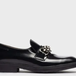 Mocasines de piel con adorno de cadena para mujer
