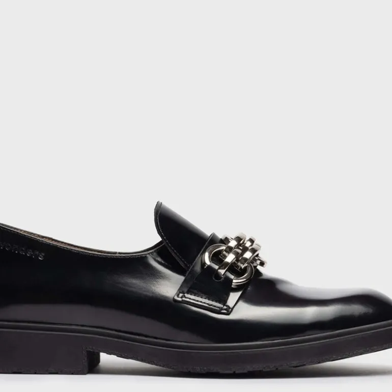 Mocasines de piel con adorno de cadena para mujer