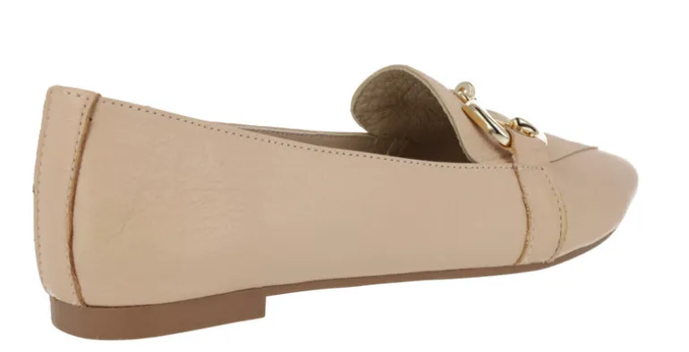 Mocasines de piel con adorno metálico dorado