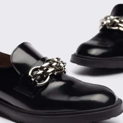 Mocasines de piel con adorno de cadena para mujer