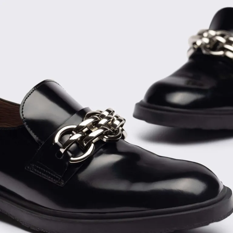 Mocasines de piel con adorno de cadena para mujer