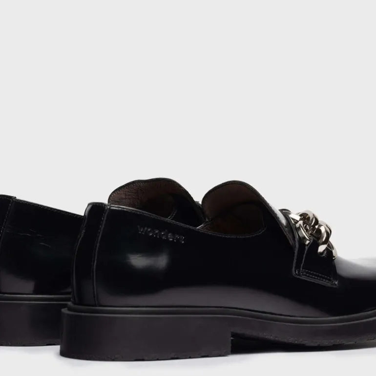 Mocasines de piel con adorno de cadena para mujer
