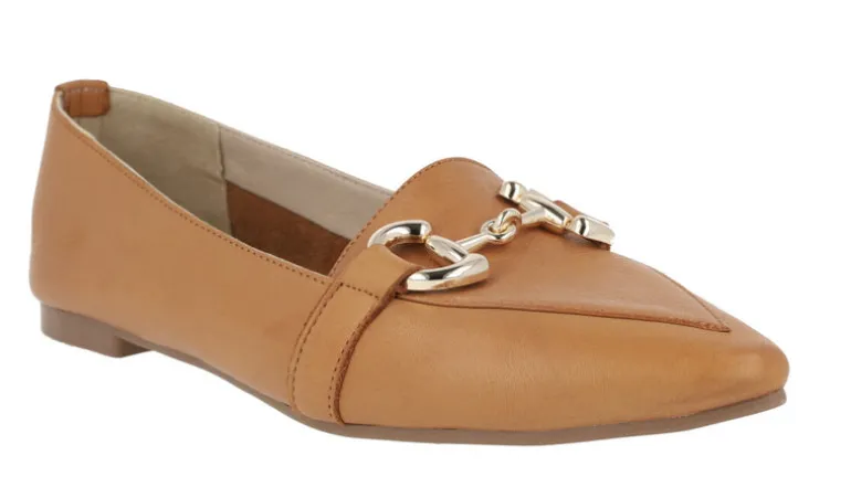 Mocasines de piel con adorno metálico dorado