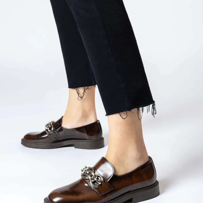 Mocasines de piel con adorno de cadena para mujer
