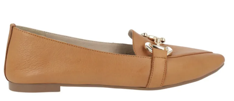 Mocasines de piel con adorno metálico dorado
