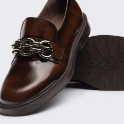 Mocasines de piel con adorno de cadena para mujer