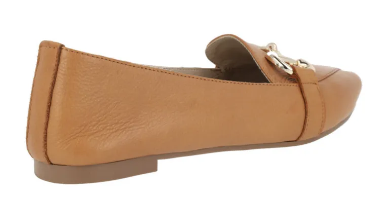 Mocasines de piel con adorno metálico dorado