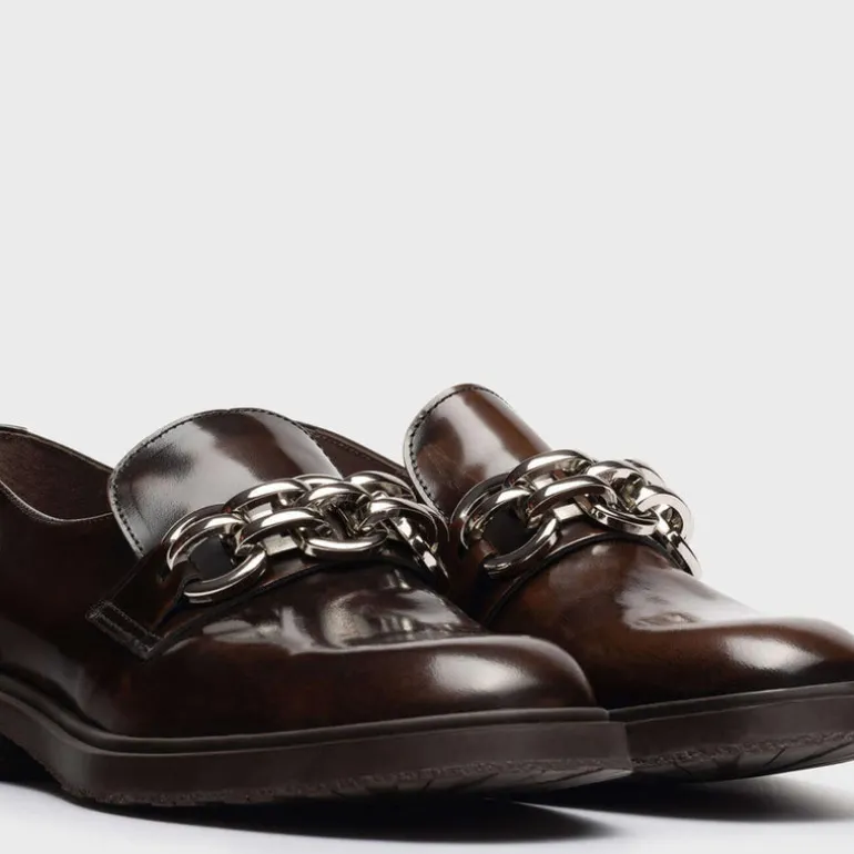 Mocasines de piel con adorno de cadena para mujer