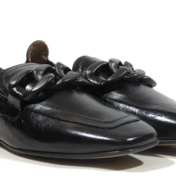 Mocasines de piel con cadena para mujer