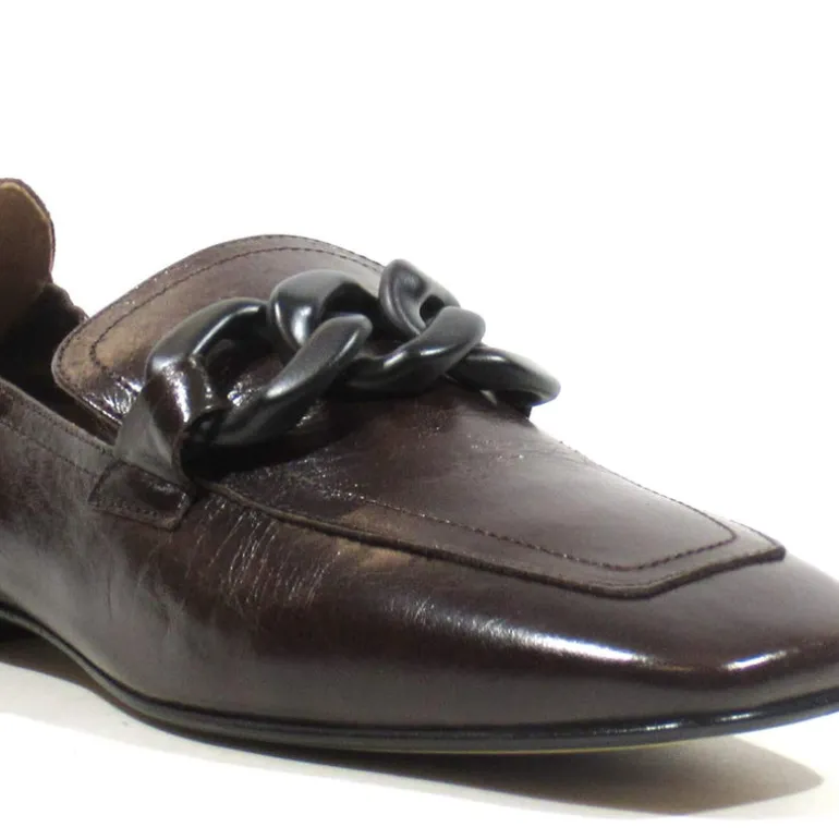 Mocasines de piel con cadena para mujer