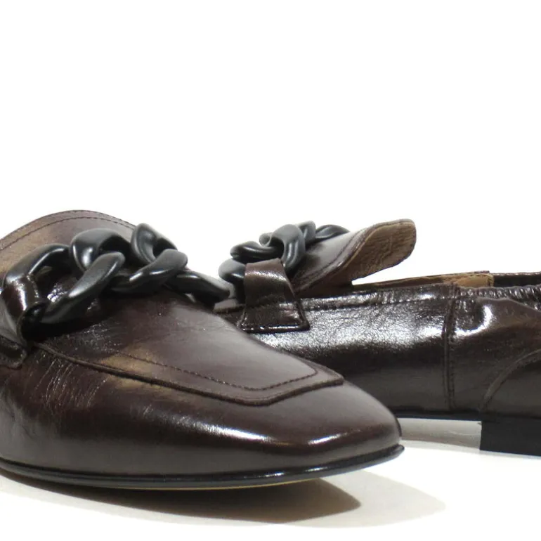 Mocasines de piel con cadena para mujer