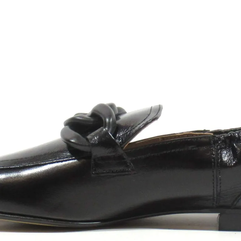 Mocasines de piel con cadena para mujer