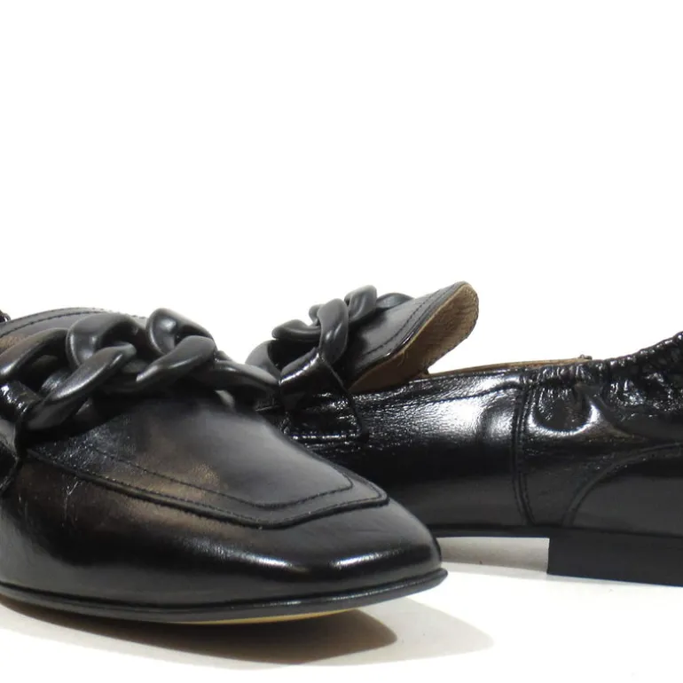 Mocasines de piel con cadena para mujer
