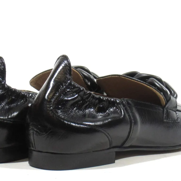 Mocasines de piel con cadena para mujer