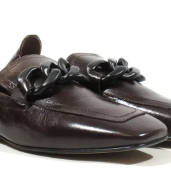 Mocasines de piel con cadena para mujer