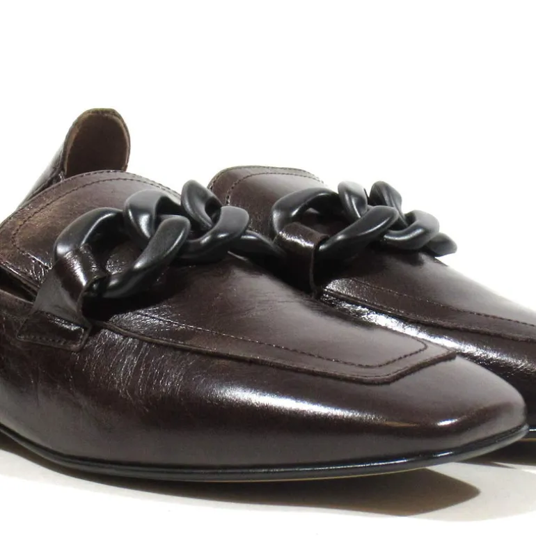 Mocasines de piel con cadena para mujer