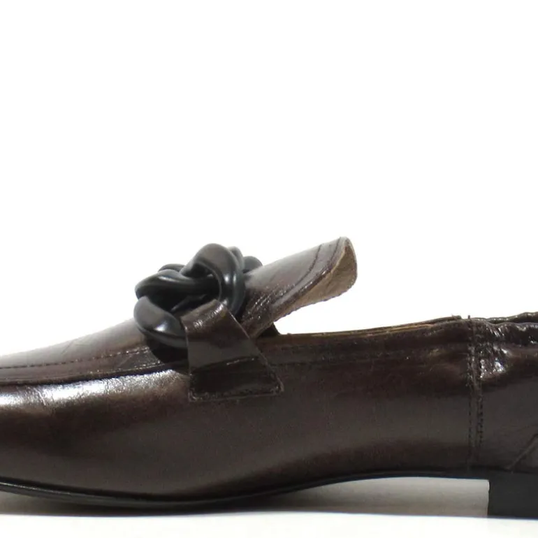 Mocasines de piel con cadena para mujer