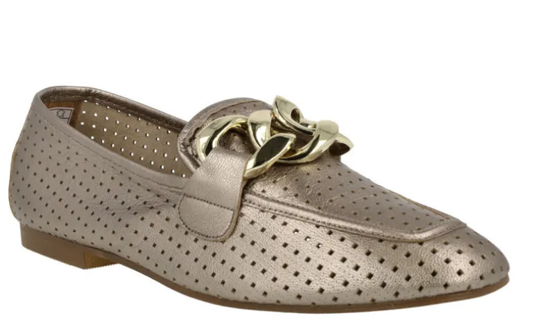 Mocasines de piel con calados y adorno de cadena