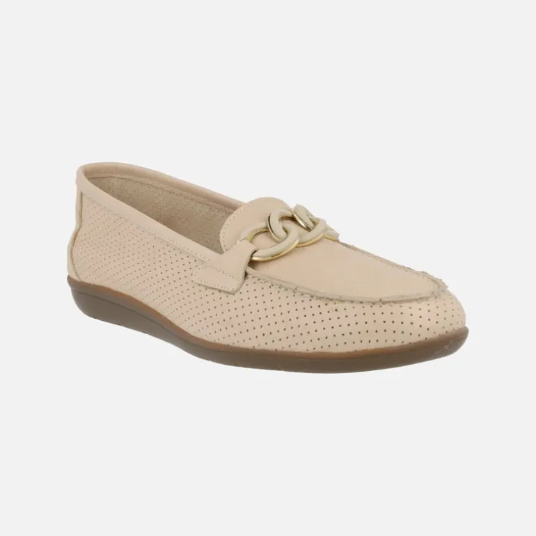 Mocasines de piel con picados y adorno de cadena
