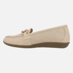 Mocasines de piel con picados y adorno de cadena