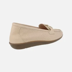 Mocasines de piel con picados y adorno de cadena
