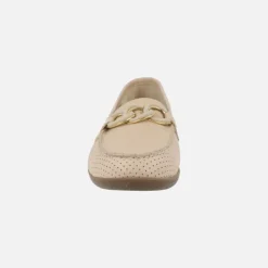 Mocasines de piel con picados y adorno de cadena