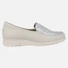 Mocasines de piel en color hielo con pala metalizada plata y calados