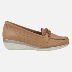 Mocasines de piel en color cuero con adorno de cadena y cuña baja