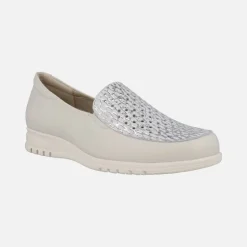 Mocasines de piel en color hielo con pala metalizada plata y calados